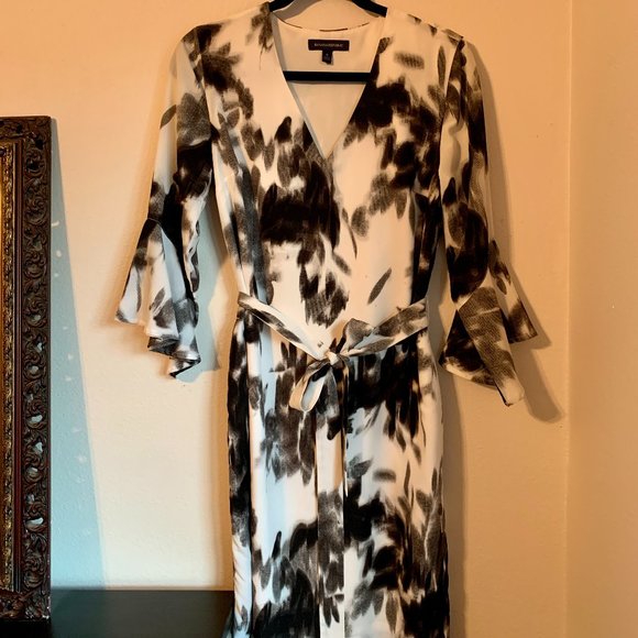 Banana Republic Dresses & Skirts - Banana Republic Black & White Digital Print, Flare Sleeve Dress